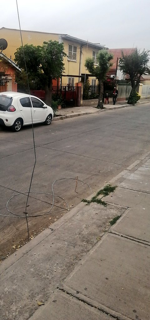 Marrrrrcov's tweet photo. @EnelChile @Movistar @lopradoaldia cable colgando en calle Las madreselvas altura 981 con calle los copihues a qué compañía pertenece no se... Pero puede ser peligroso por niños que juegan. https://t.co/XutLJMr5PS