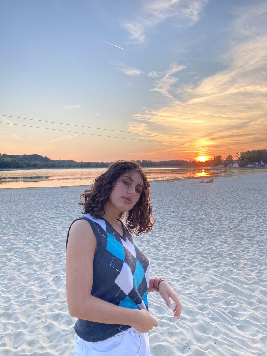 Adélie H***** L’assistante de Akil, elle est dans l’ombre de celui-ci, personne ne sait d’où elle vient mais elle accompagne toujours celui-ci. Il semble qu’elle aie une grande importance Insta: @lounalgsTwitter: @lnalgs
