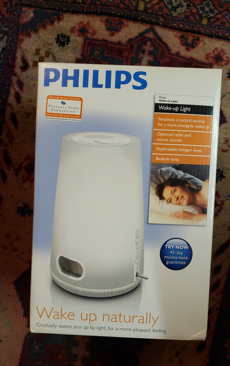 hellomtrinh's tweet photo. @Philips @PHILIPS_VS is there a way to replace the bulb in the original wake up light circa 2009? It's the best clock for me https://t.co/M6DQIxF3eG