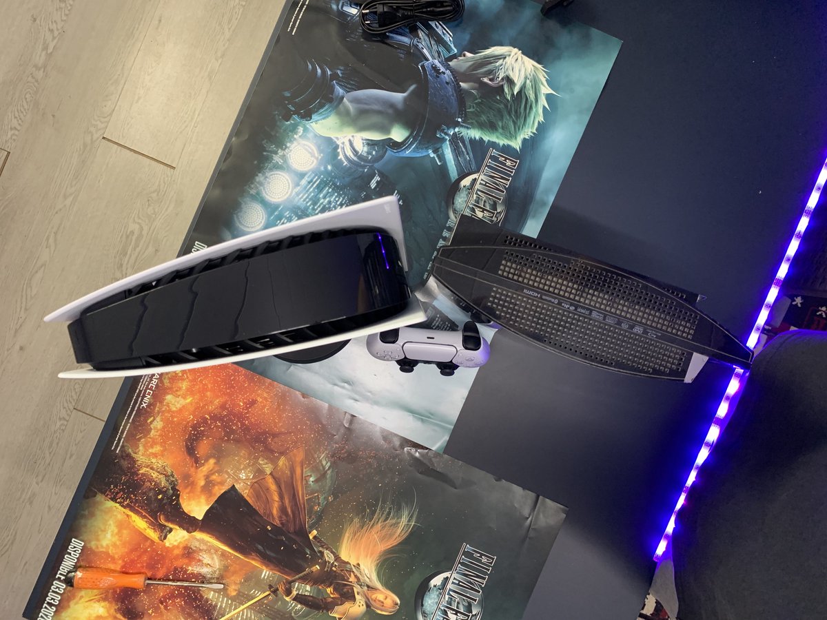 PlayeroneTV's tweet photo. Quelques photos maison de la #PS5 face à la #PS3 Fat, et comparaison #DualSense / #DualShock4 ! https://t.co/Q15anUfcwa