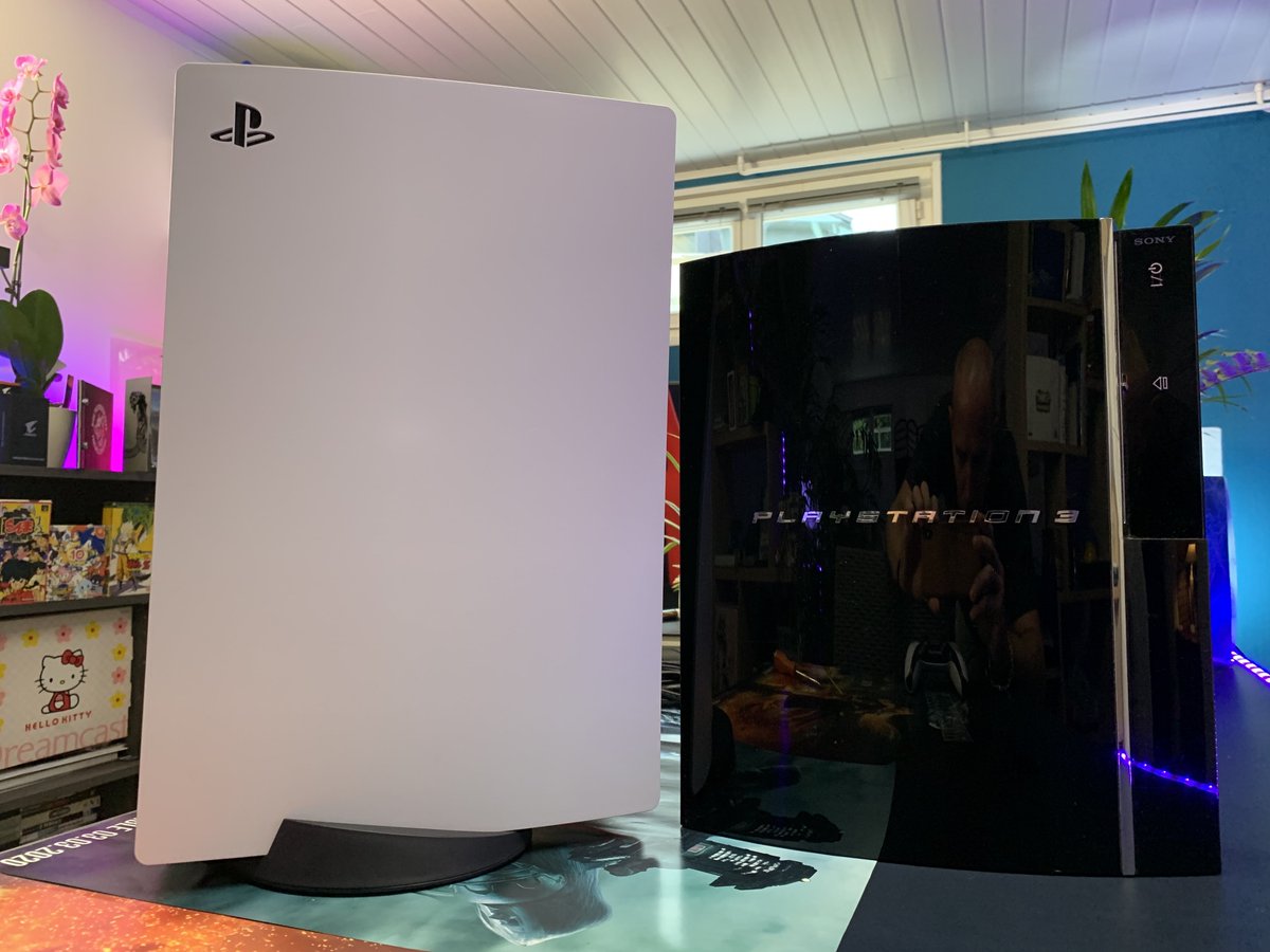 PlayeroneTV's tweet photo. Quelques photos maison de la #PS5 face à la #PS3 Fat, et comparaison #DualSense / #DualShock4 ! https://t.co/Q15anUfcwa