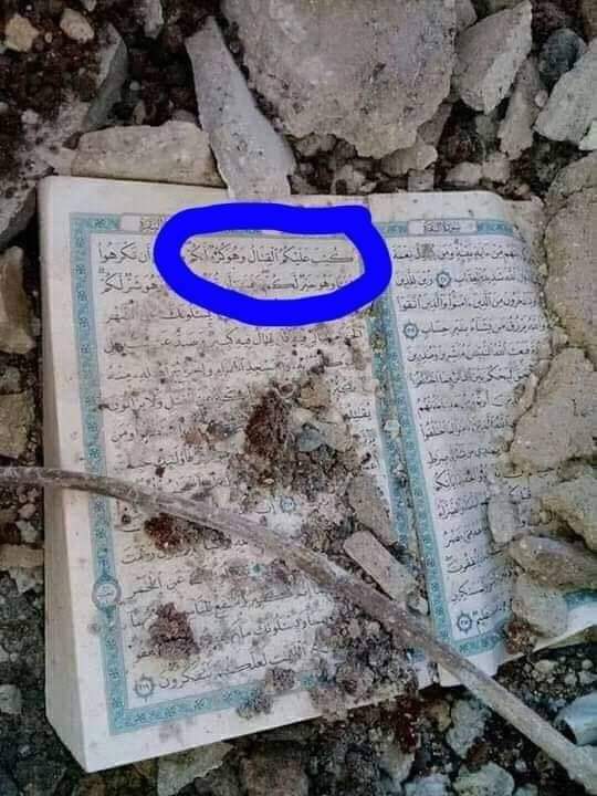 پشاور دھماکے میں زمین پر گِرے 
شہید قرآن نے اپنی طرف سے اشارہ کردیا۔
قرآن کے الفاظ
"کُتِبَ عَلَیْکُمُ الْقِتَالُ وَھُوَ کُرْہٌ لَّکُمْ"
ترجمہ
"فرض کردیاگیا ہے تم پر جہاد اگرچہ وہ تمہیں ناگوار گزرے"
#Peshawar 
#پشاوردھماکہ_ذمہ_دارحکومت 
#Peshawar_Madrasa_Blast 
#Peshawarblast