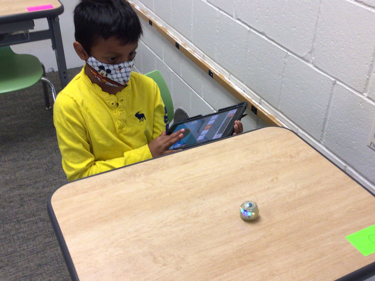 SchmidtTechie's tweet photo. So much fun today and yesterday with Mrs. Hughes’ 2nd graders in tech club!  #ozobots make exploration and learning about cause and effect truly #engaging   @GreenleafGators https://t.co/L5lJdkVq7J