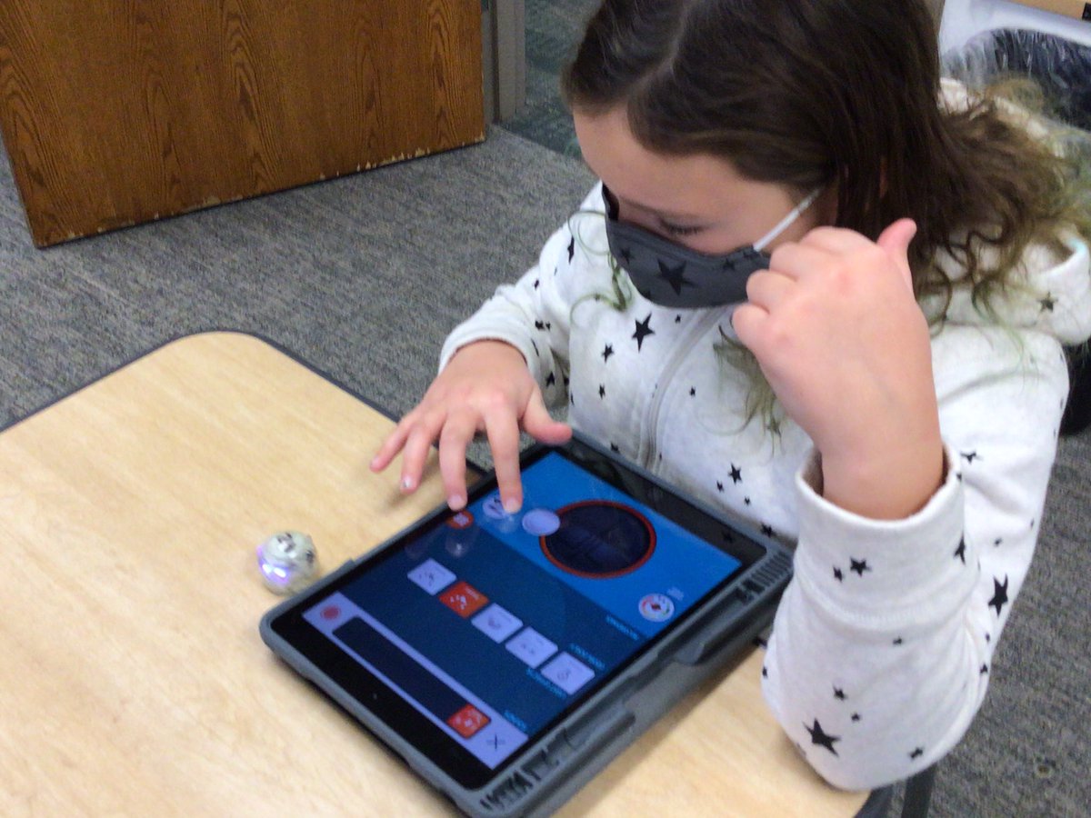 SchmidtTechie's tweet photo. So much fun today and yesterday with Mrs. Hughes’ 2nd graders in tech club!  #ozobots make exploration and learning about cause and effect truly #engaging   @GreenleafGators https://t.co/L5lJdkVq7J