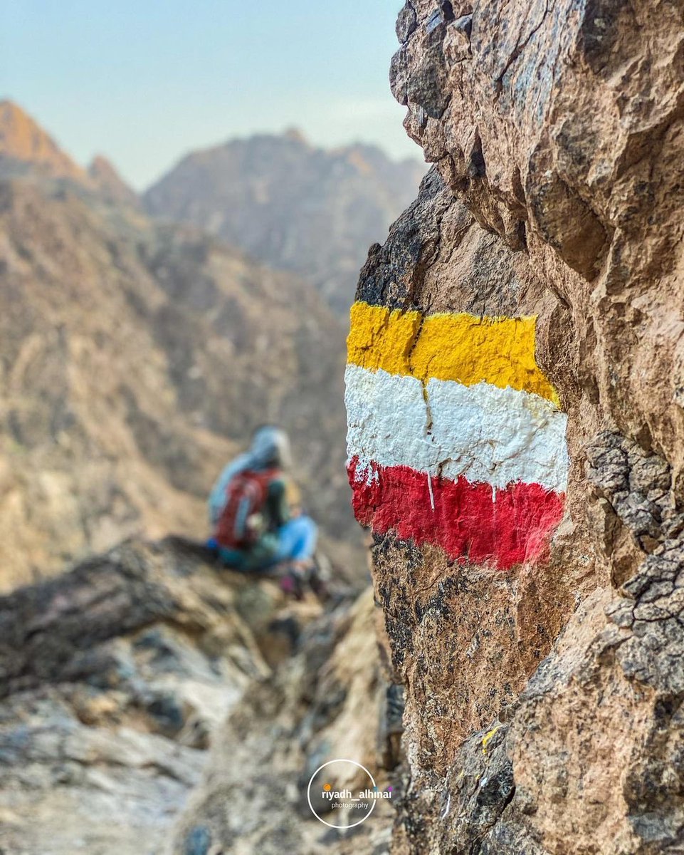 ExperienceOman's tweet photo. For a chance to enjoy the spectacular #sunset views of #Mutrah port and #Riyam park you can follow this hiking trail, starting opposite Riyam park🌅
 
Beginners can go for it too💪
 
📸Insta: riyadh_alhinai

#Oman
#OmanByYou
#ExperienceOman
#BeautyHasAnAddress https://t.co/4toETxbWOE