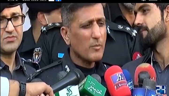 faruqthealien75's tweet photo. He is Saying "Aisay chotay motay waqaet to hotay rehty"😠🥺
This isn't small incident sir. We've lost our 7 lives and hundreds injured (lost eyes,Legs &amp; hands).Even a single imp life's security is responsibility of yours
#shameOnIGPeshawar
#Peshawarblast
#پشاوردھماکہ_ذمہ_دارحکومت https://t.co/DCQEJlD0TY