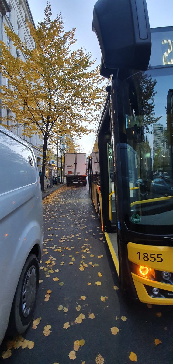 Famacertech's tweet photo. Herrlich, wiedermal Endstelle U-Stadtmitte. Wiedermal zugeparkt. Für den Lkw-Anhänger habe ich noch bedingt "Verständnis" denn wenn der Auftraggeber kein Halteverbot einrichten lässt können die Jungs auch nur das nehmen, was zur Verfügung steht. Dennoch uncool. 👎 https://t.co/utVIKKQjIl