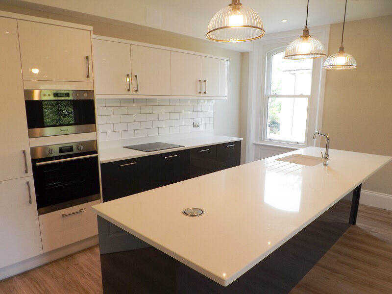 RBResidential's tweet photo. ✅ Spectacular newly refurbished split level apartment with 3 bedrooms/2 bathrooms. Superb, spacious reception rooms with high ceilings &amp; character features. Benefitting from private garage &amp; communal gardens. See link for more information &amp; book viewing https://t.co/NDZzTJY8bJ https://t.co/wlmcCHbEfo