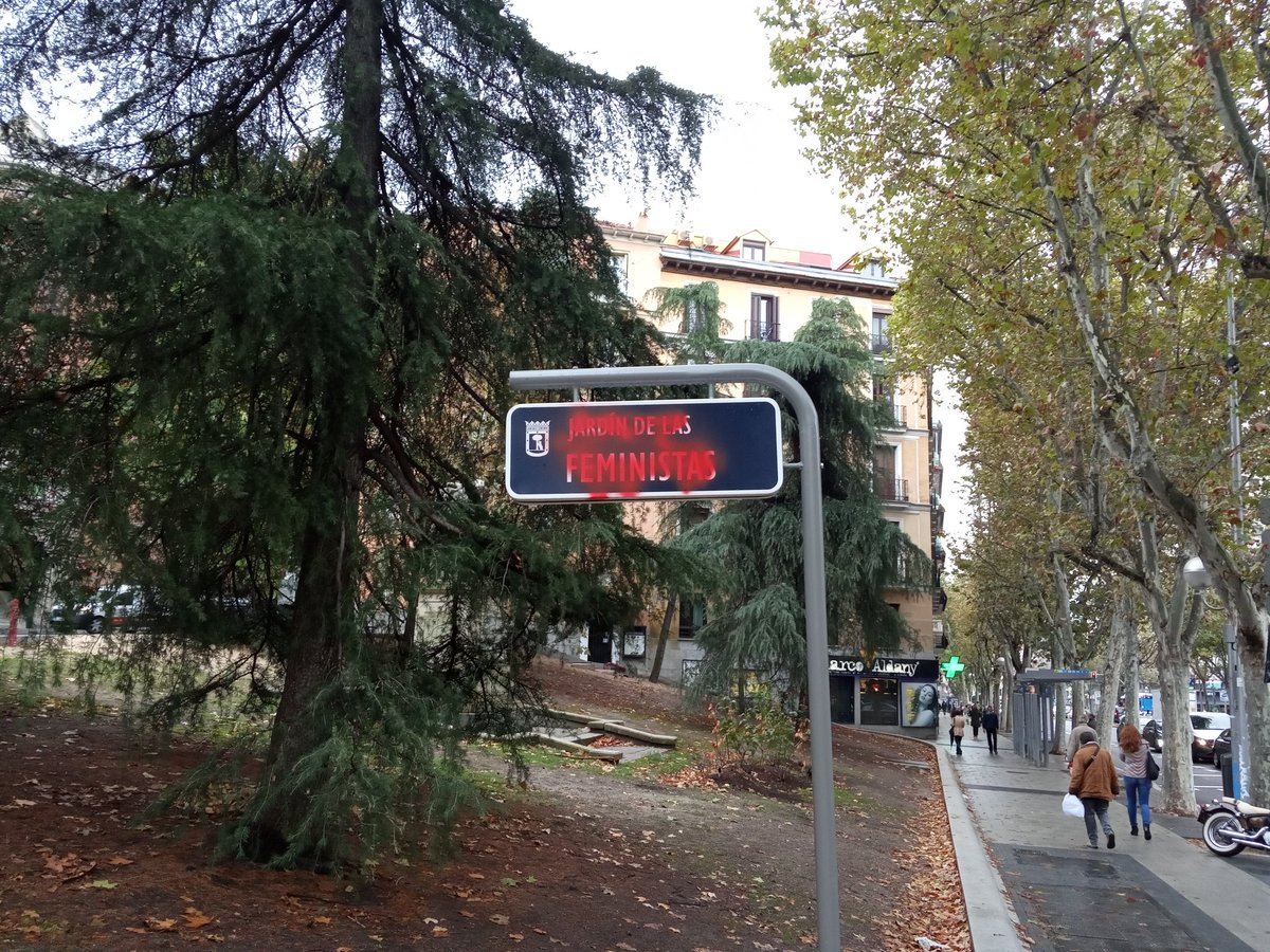 superrekero's tweet photo. @Lineamadrid hola buenas tardes.
Pasando por la calle princesa he visto estos carteles pintados con spray, por si pueden enviar a alguien a limpiarlos.
Un saludo https://t.co/IKPMEbDNmA