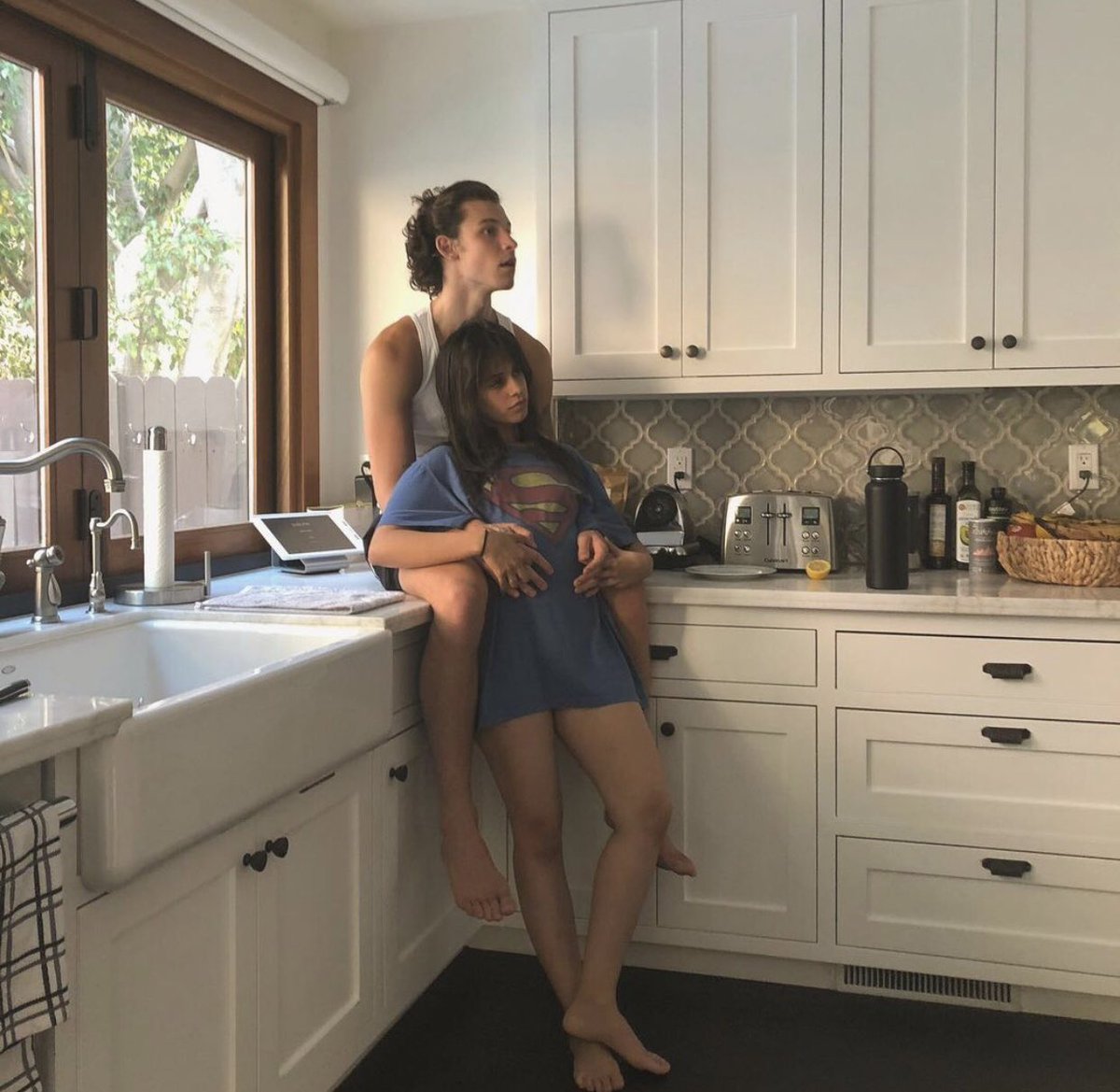 PopCrave's tweet photo. Shawn Mendes shares new picture with Camila Cabello:

“Reina” https://t.co/UE6O0jsopH