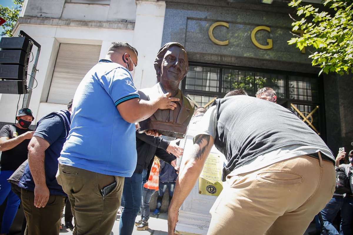 SergioOPalazzo's tweet photo. Colocación del busto de Néstor Kirchner en la CGT a diez años de su desaparición física. https://t.co/98xiYkz6sJ