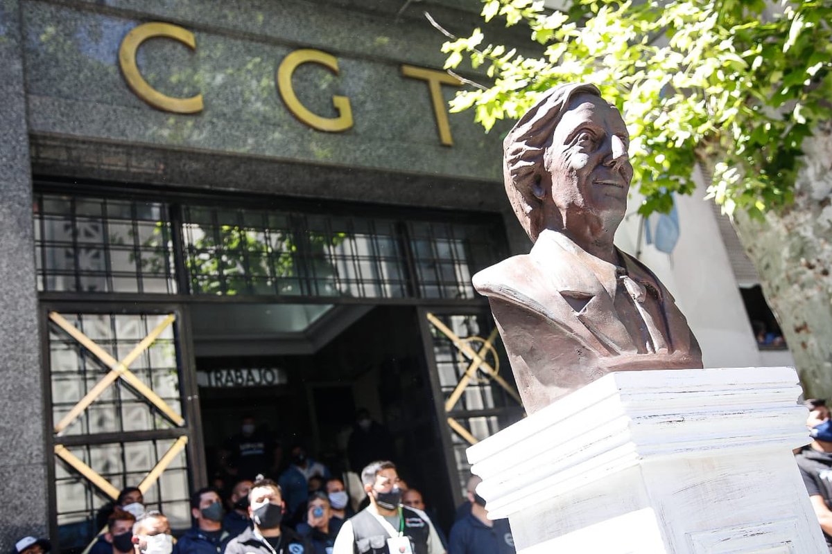 SergioOPalazzo's tweet photo. Colocación del busto de Néstor Kirchner en la CGT a diez años de su desaparición física. https://t.co/98xiYkz6sJ