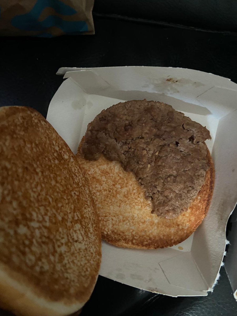 Wolvesnut74's tweet image. 1st @McDonalds  burger in a while and looks like the mice have been eating it! I feel robbed!! Get what you paid for aye well I didn&apos;t you crooks!