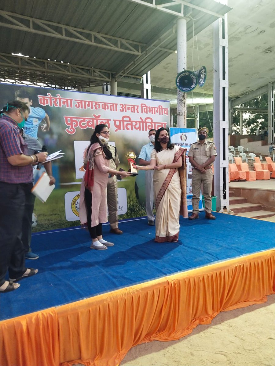 #कोरोनाजागरूकता के तहत कोरोना जागरूकता अन्तर विभागीय फुटबाल प्रतियोगिता अजमेर पटेल स्टेडियम में आयोजित की,नगर निगम और पुलिस विभाग की टीमो ने खेला फाइनल,संभा०आयु०<a href="/drarushimalik/">Dr.Arushi Malik IAS</a> ने बतौर मुख्य अतिथि विजेता/प्रतिभाशाली खिलाडियों को किया सम्मानित
#NoMaskNoEntry
<a href="/RajGovOfficial/">Government of Rajasthan</a>
<a href="/RajCMO/">CMO Rajasthan</a>