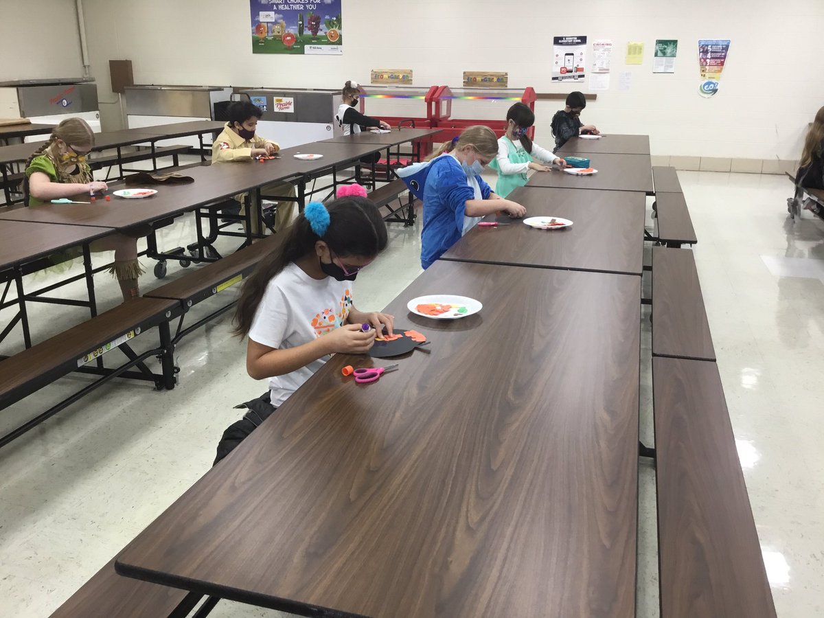 MissJohnsonRm29's tweet photo. Group A is having their “Halloween” today! We did a socially distanced pumpkin mosaic with @MrsCarroll142 and her class! #room29 #room31 #engage142 @KerkstraCougars https://t.co/jdi2k5uYah