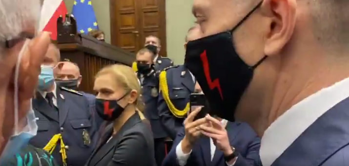 AdamDee_ASD's tweet photo. #BlitzMädchen un #BlitzMann

#NigdyWięcej #FaszyzmNiePrzejdzie #NoPasaran #NazisRaus 😀😁😂

🤦🏻😱

👇 https://t.co/IZbHqqR389