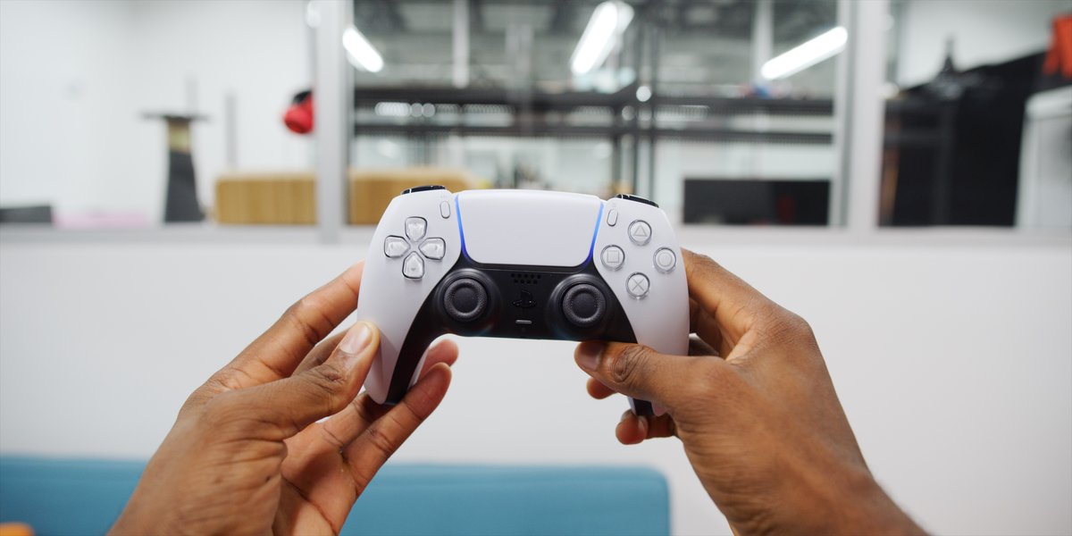 MKBHD's tweet photo. Here's some crispy frames from the PS5 unboxing 🤓

https://t.co/l8R8hopW8U https://t.co/5QSZgExEU3