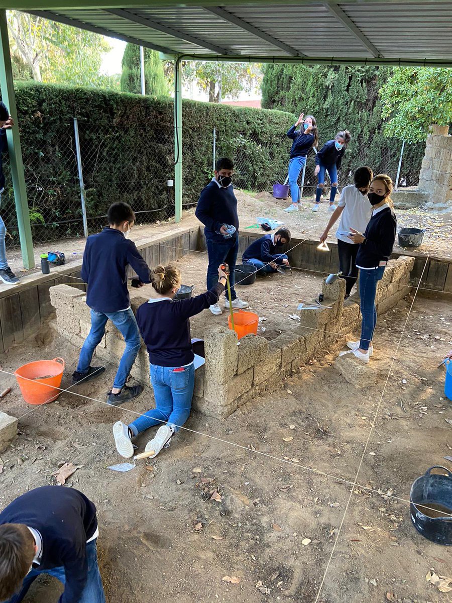 ebonsalvador's tweet photo. Els alumn@s de #2esoA fent de #arqueòlegs en el #jacimentarqueològic de @ebonsalvador https://t.co/wbO8Xe3AmV