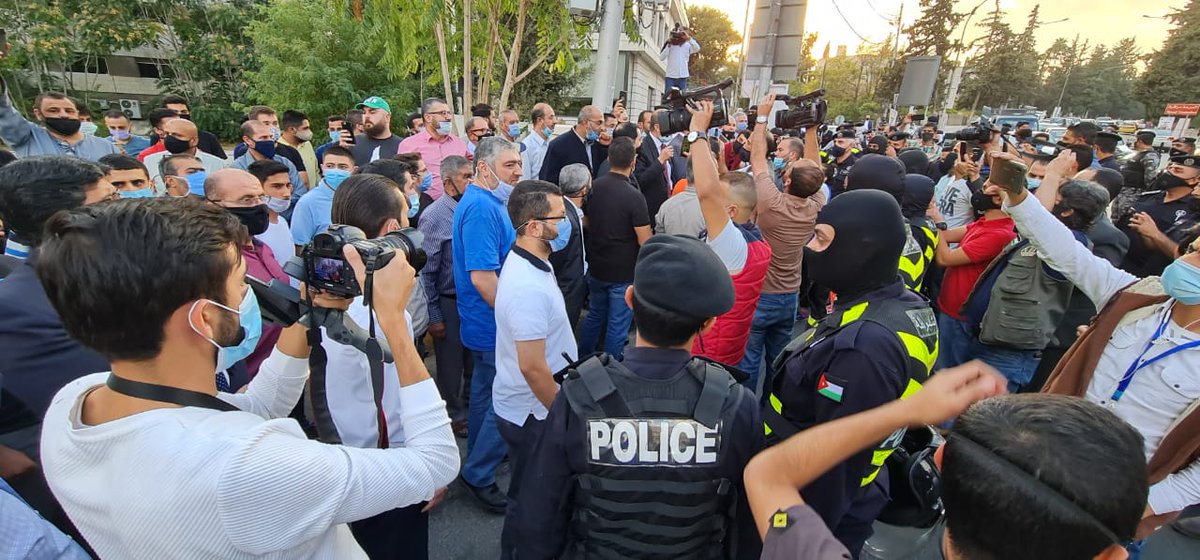 RassdNewsN's tweet photo. الأردن ينتفض للرسول..
أردنيون يتظاهرون أمام السفارة الفرنسية في العاصمة عمّان؛ نصرة لنبي الإسلام محمد ﷺ، والشرطة تمنعهم من الوصول إلى المبنى

#إلا_رسول_الله https://t.co/xMBdyqPZUE