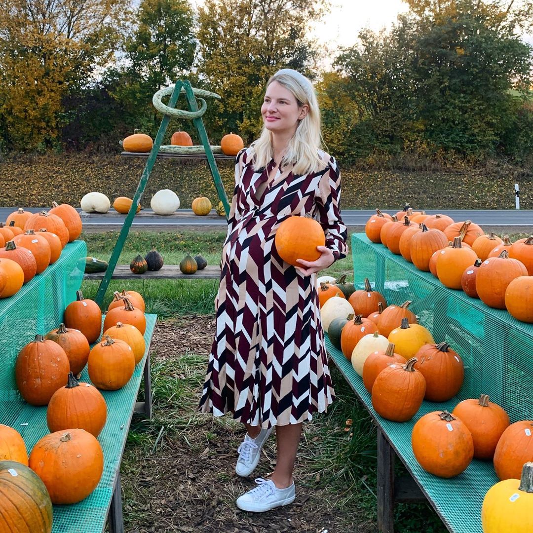 Pumpkin picking in the Cassidy Dress, it doesn't get much more autumnal than this. 📷: <a href="/Chrissabella27/">Christina</a>. Shop the look here: cur.lt/wK1jTDwl

#isabellaoliver #maternitydress #maternitystyle #autumn #fallvibes
