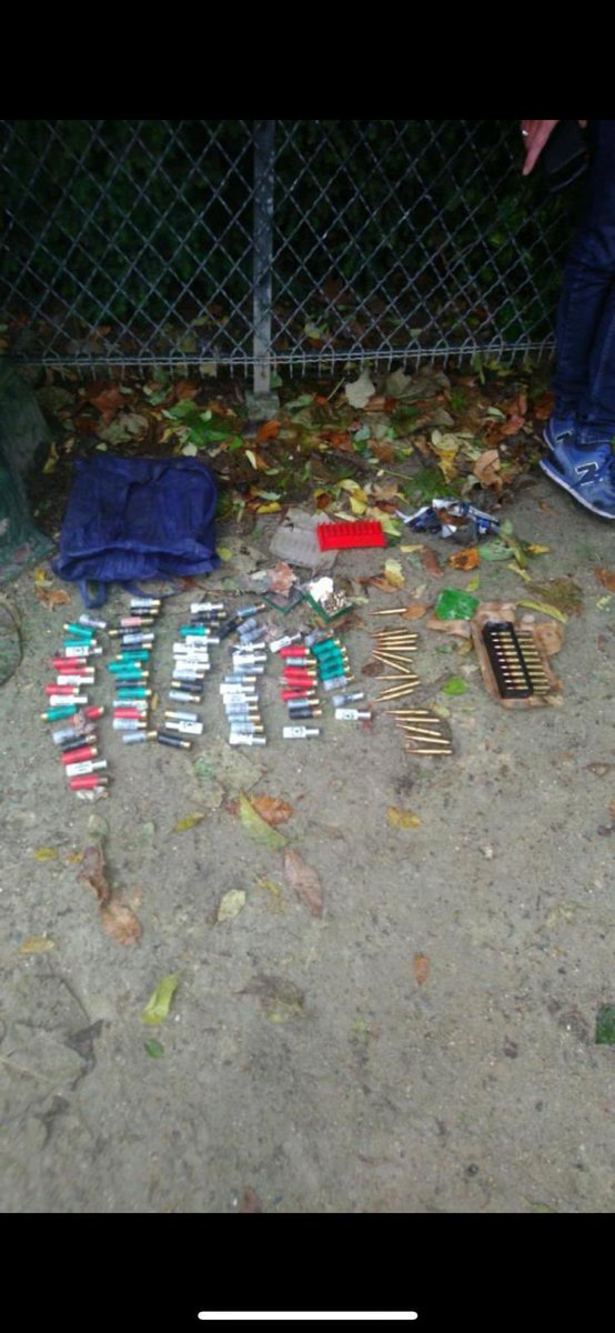 Mediavenir's tweet photo. 🇫🇷 ALERTE - Une quantité importante de munitions a été retrouvée dans le secteur du #champDeMars à Paris, fait inquiétant à cause de la proximité de lieux touristiques tels que la #TourEiffel. Une opération policière est en cours, le secteur est bouclé. (via @DeltaMike59) https://t.co/LKmBFJYbSr