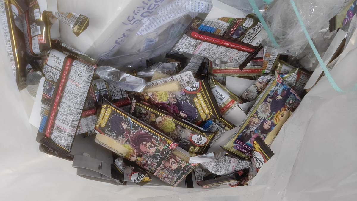 鬼滅の刃のお菓子、シールだけ抜き取ってお菓子だけが捨てられてしまう・・・