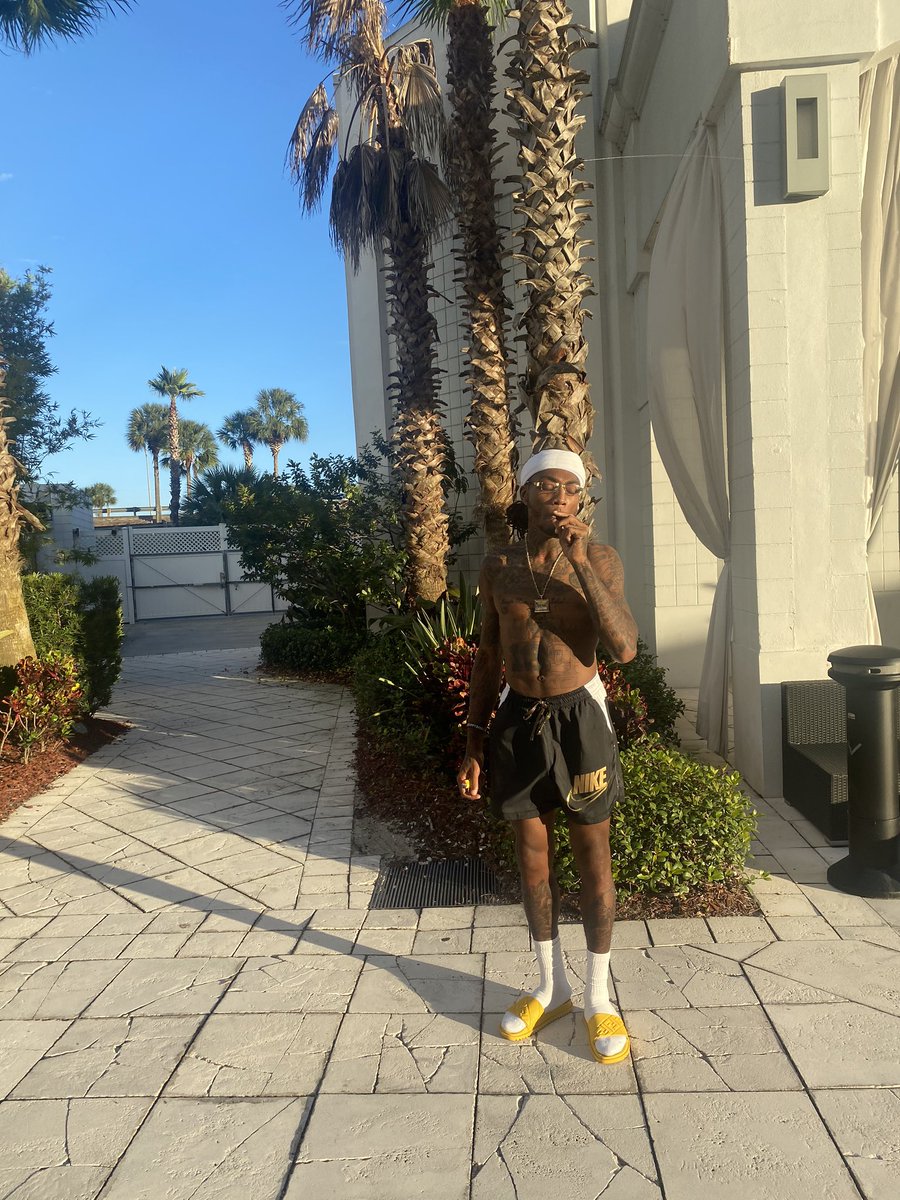 KingKevSmoove's tweet photo. I HIT THE TRAP🏚 KINDA LATE BUT I STILL GOTTA PLATE🍽 WAS GIVING NIGGAS 30🏀 NOW IM FLYING OUT THE STATES😈🛫🌴 #MrNorthOrNothing™️ #LiveMoney #FreeDaCruddys https://t.co/5MgXZfPkZ1