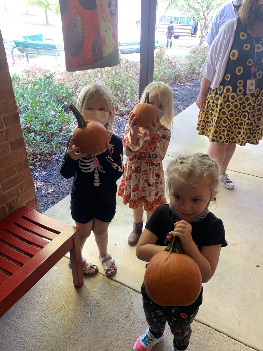amy_haynie's tweet photo. @HalHenard PreK students went on a “field trip” to the Hal Henard Pumpkin Patch today! They can tell you all about what you can do with the seeds! #findingjoyinlearning https://t.co/aKzP2g77G7