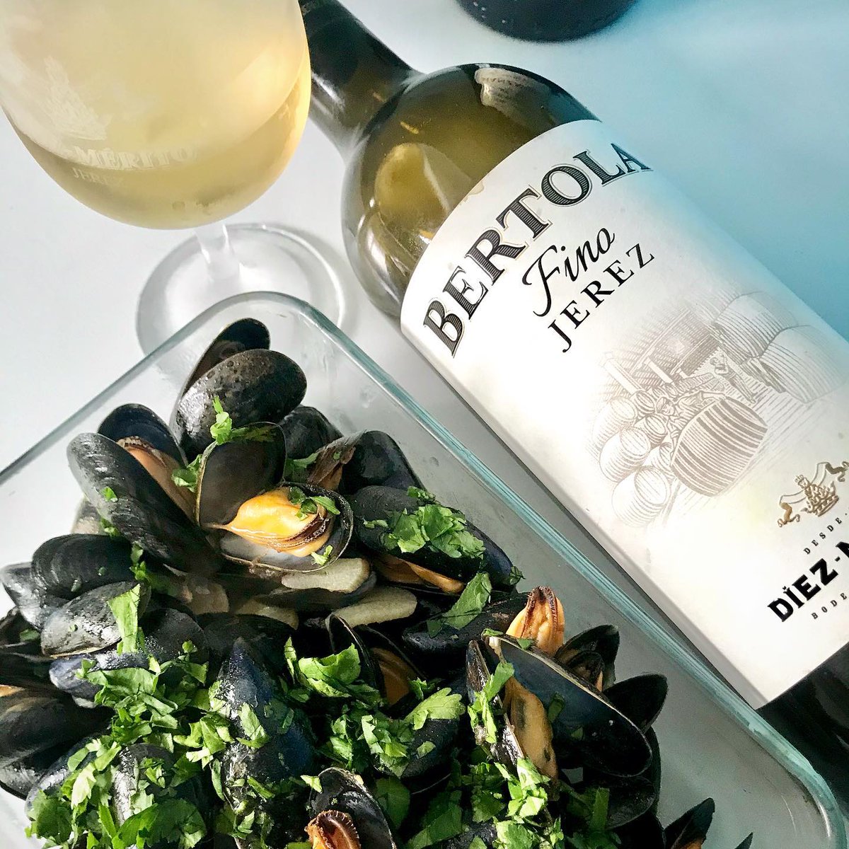 Fino Bertola + Mejillón de 'bouchot' a la marinera con cilantro: delicioso.

#DíezMérito
#Jerez 

diezmerito.com