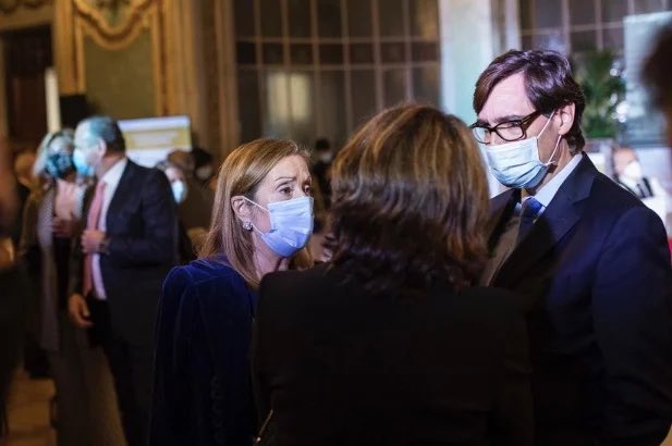 rebecacrespo_'s tweet photo. 🇨🇿R. Checa: El ministro de sanidad es cesado por incumplir sus propias medidas anti covid.
🇫🇷Francia: El ministro de sanidad es investigado por la mala gestión de la pandemia.
🇪🇸España: El ministro de sanidad se reúne con 150 personas en pleno estado de alarma y aquí no pasa NADA https://t.co/Nxu9bXpA1E
