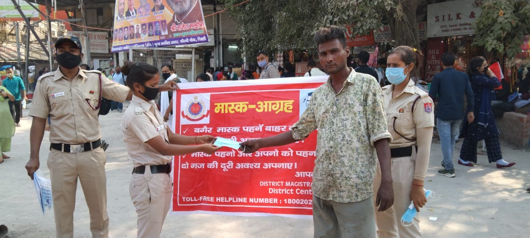 DMCentralDelhi's tweet photo. #Mask_Agrah and #Hand_Sanitizer_Distribution by team #DDMA at #Digambar_Jain_Mandir, #Ballimaran, #Fatehpuri, #Town_Hall & #Chandni_Chowk in #Central_District
#COVID19 #WearMasks
@Dilkhush_ias @brgausingha @HarishM07710561 @SarhanAhmed15 @msisodia @MoHFW_INDIA @TOIIndiaNews https://t.co/ESCNFF4noY