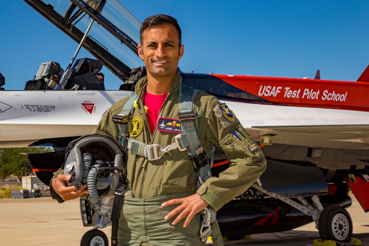 richardbranson's tweet photo. Excited to introduce two new pilots to the @VirginGalactic team. Welcome to the #VirginFamily Patrick and Jameel: https://t.co/TgbP8sld5a https://t.co/GJKepliydV