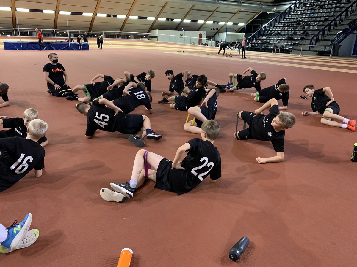 Tiistain treenissä Kupittaan urheiluhallissa Kari Louramo veti juoksutreenin ja kennotettiin pojille 30 m. Arvataan että saadaan aikoja parannettua kevääseen mennessä 😀 Juoksutreenin jälkeen Nea Lehtovaara  veti pojille monipuolisen fysiikkatreenin 🦾