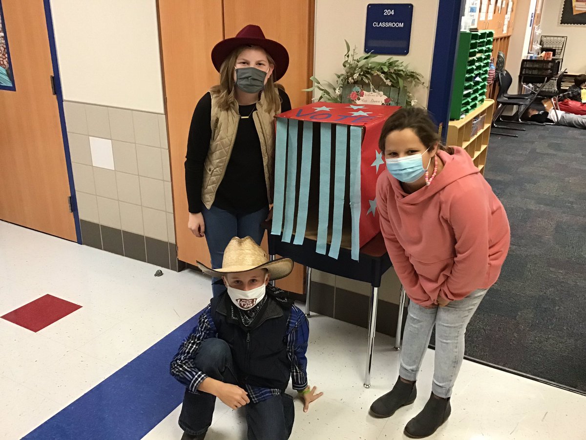 dunnreadit's tweet photo. Some of our 5th grade leadership team made a “voting booth” for 3rd grade. We will vote on Tuesday after reading Duck for President. #bestatYES https://t.co/zqsmEEYAwM