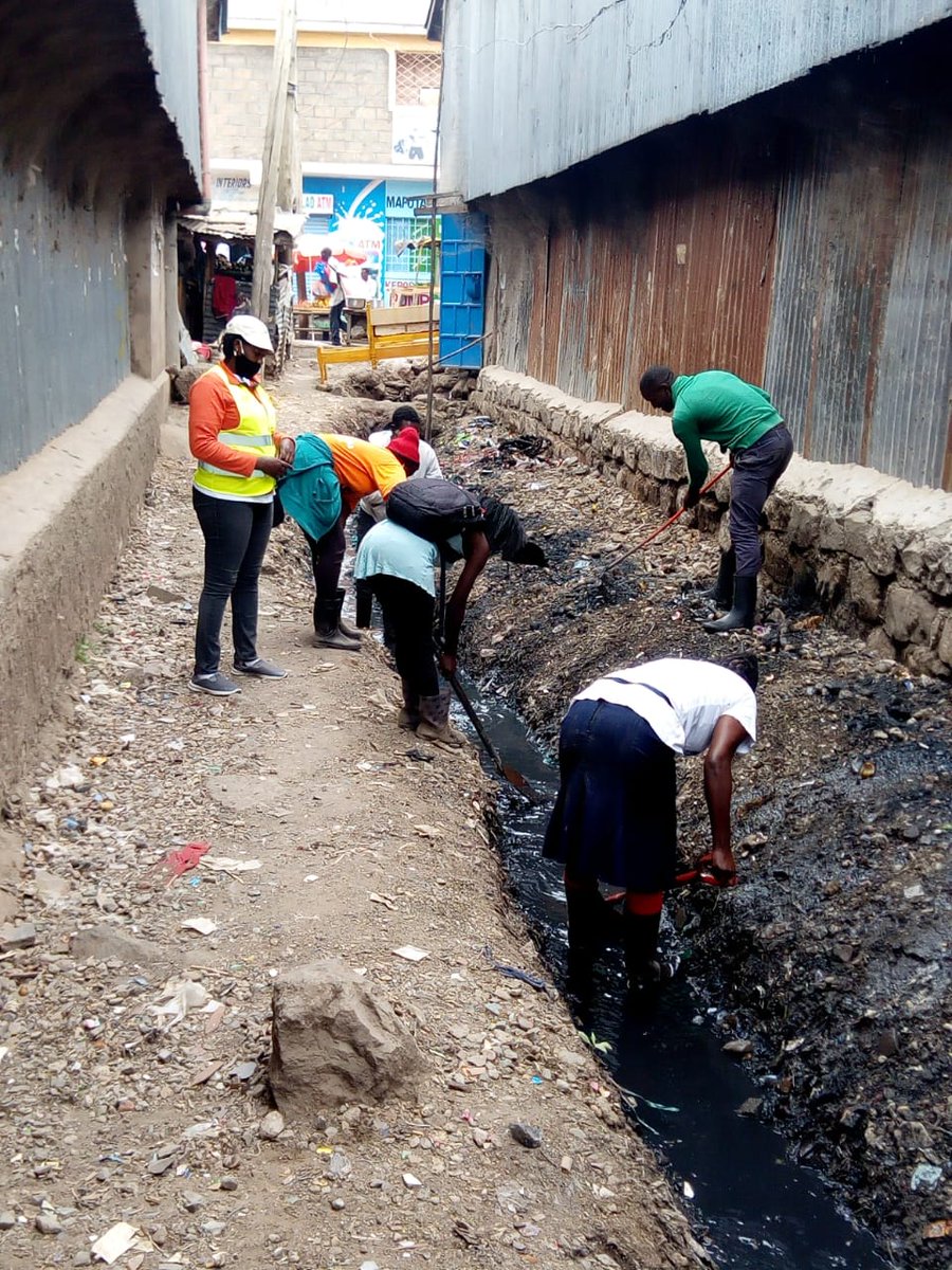 Sautiyamukuru's tweet photo. #kazimtaani @ForumCivHubESA @Pawa254 as youths work hard to fend for themselves and their families some of them are never payed up to three shifts, they do claim which the results are null. Some ends up being removed from the payroll misteriously with no reason behind it..... https://t.co/Z8c2SI8fwA