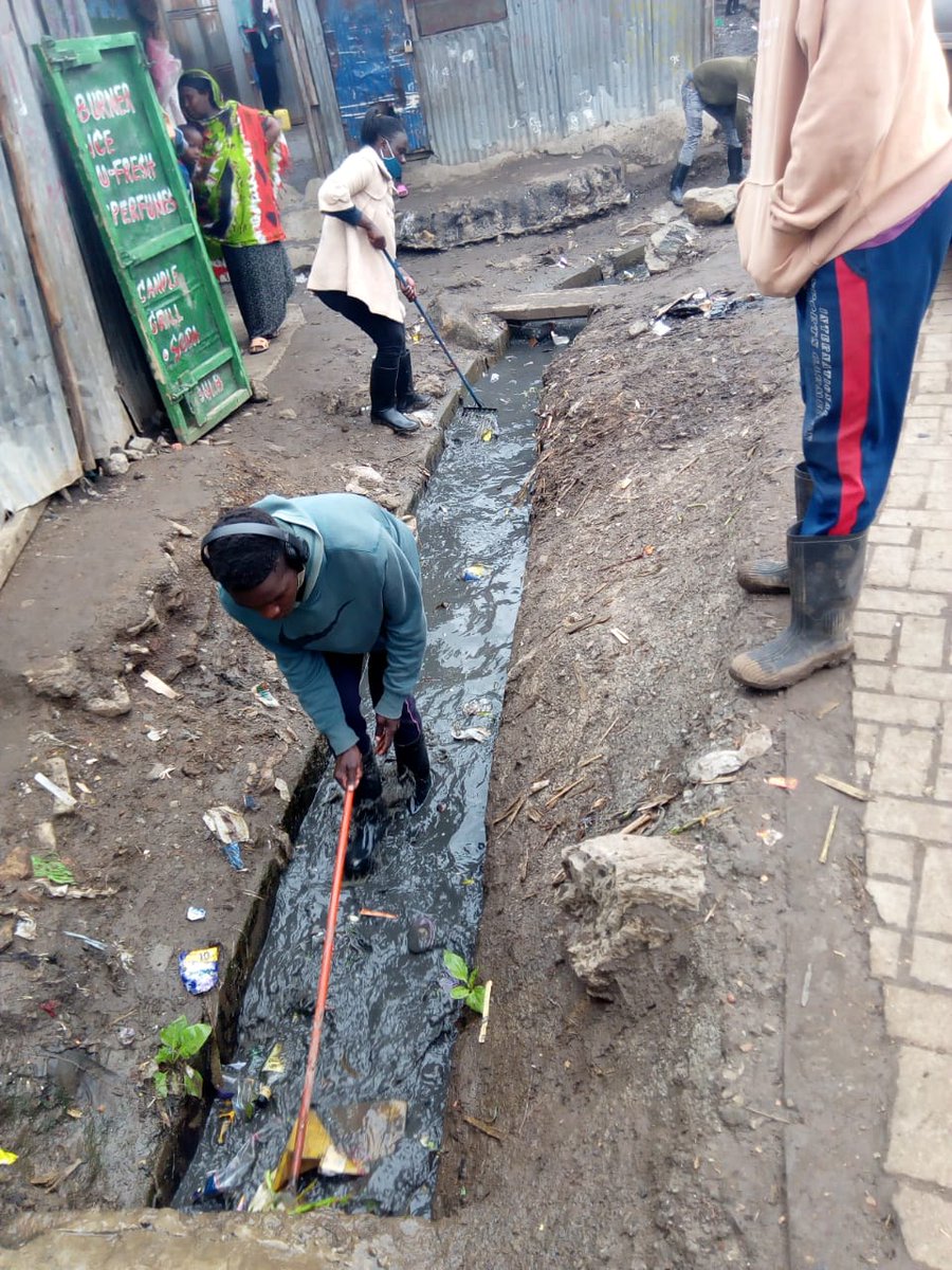 Sautiyamukuru's tweet photo. #kazimtaani @ForumCivHubESA @Pawa254 as youths work hard to fend for themselves and their families some of them are never payed up to three shifts, they do claim which the results are null. Some ends up being removed from the payroll misteriously with no reason behind it..... https://t.co/Z8c2SI8fwA