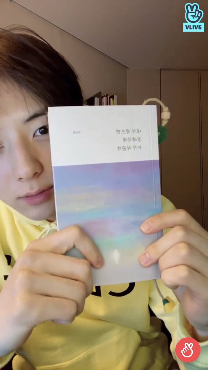 For_my_August's tweet photo. 📔
작년 생일선물이 너무 많아서 다 찍지도 못했는데... 하필 찍어둔 사진도 없고, 포장된 사진만 있는 책이 오늘 오빠손에 들려있는걸보고 얼마나 놀랐는지... 제가 읽으려구 샀는데 얼레벌레 같이 포장해서 보냈던 책.. 잘 읽고 있다니 다행이야! 추운데 감기 조심하구, 언제나 고마워👍🏻 https://t.co/c5AWIg3Buz