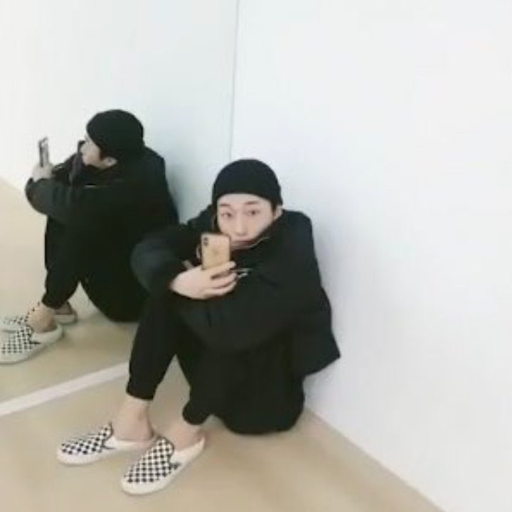 sitting in the corner watching seonghwa while he was on vlive