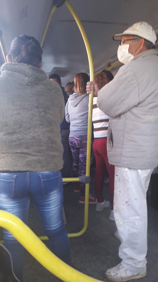 CiudadDeBondis's tweet photo. #DebateCDB
Esto es parte lo que hablamos el otro día, cada vez es más frecuente ver colectivos con gente parada y hasta llenos, como es en este caso de la #Linea541. O le encuentran la vuelta o va a seguir habiendo imágenes como esta https://t.co/NTgpobJLlt