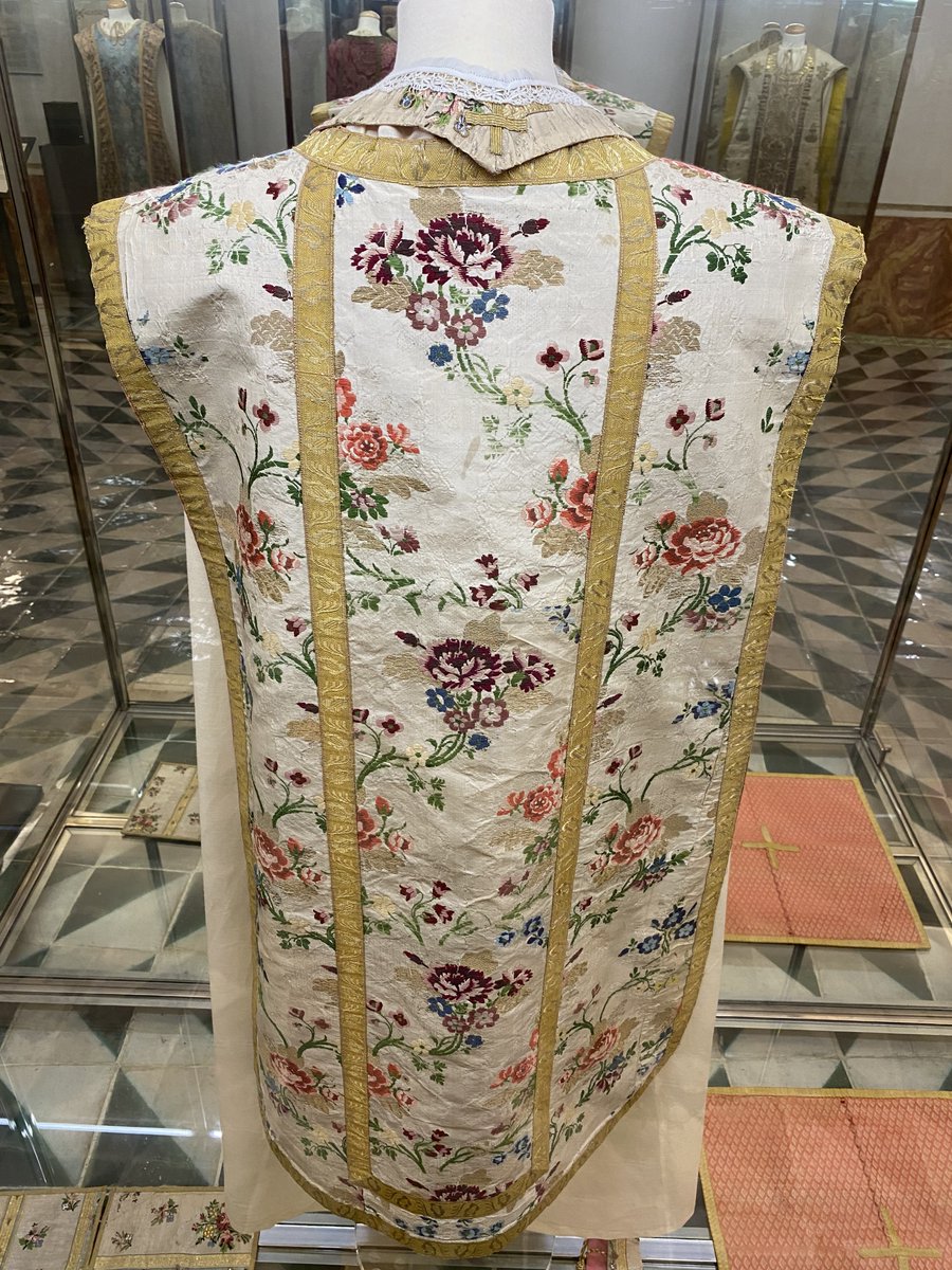 MuseoSeda's tweet photo. Dentro de la exposición 'Los mercaderes de la #seda en la Lonja de #Valencia' puedes ver esta espectacular #casulla 🤩 de #espolín blanco marfil con fondo de #otomán y dibujo suelto con pequeños ramos de #rosas y #claveles 💐
#Valenciaesseda #FelizMiércoles https://t.co/dZCtu8t0ef