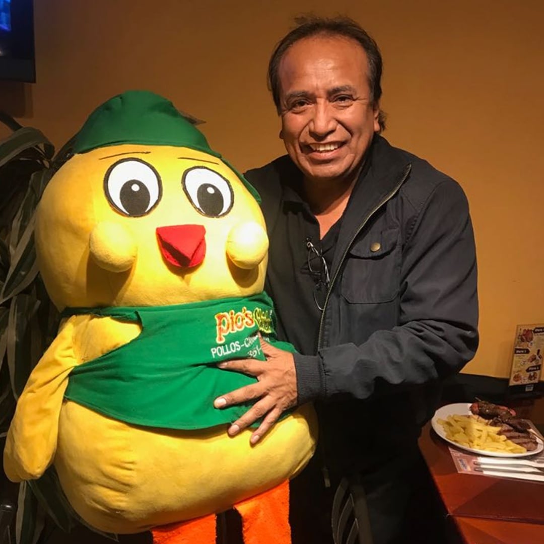 pios_chicken's tweet photo. #PiosFriends
El #PolloPios junto a toda una autoridad de la música peruana, Don #JoseQuiroga, mejor voz masculina de la cumbia y voz principal de @AguaMarina40Anv Somos sus hinchas, no hay duda!!!! 🐥🎼 https://t.co/U1jk1Qxwpn