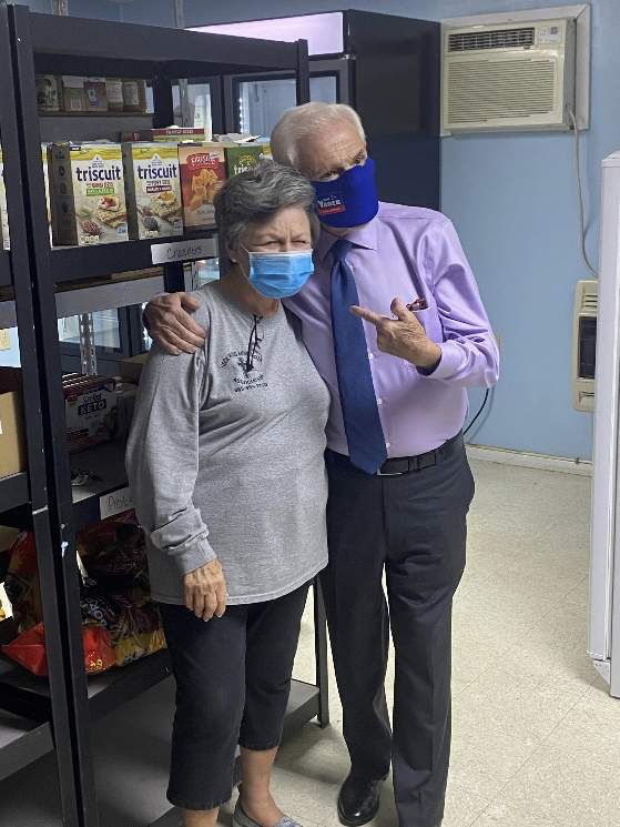 CharterGov's tweet photo. During our recent visit to Rockwood Ministerial Association in Rockwood, Tennessee we made a $6,000 donation to @SecondHarvestET to help them meet the needs of the 18 counties they serve. Thanks, @YagerTweets, for your support! https://t.co/iEY0WFNdWe