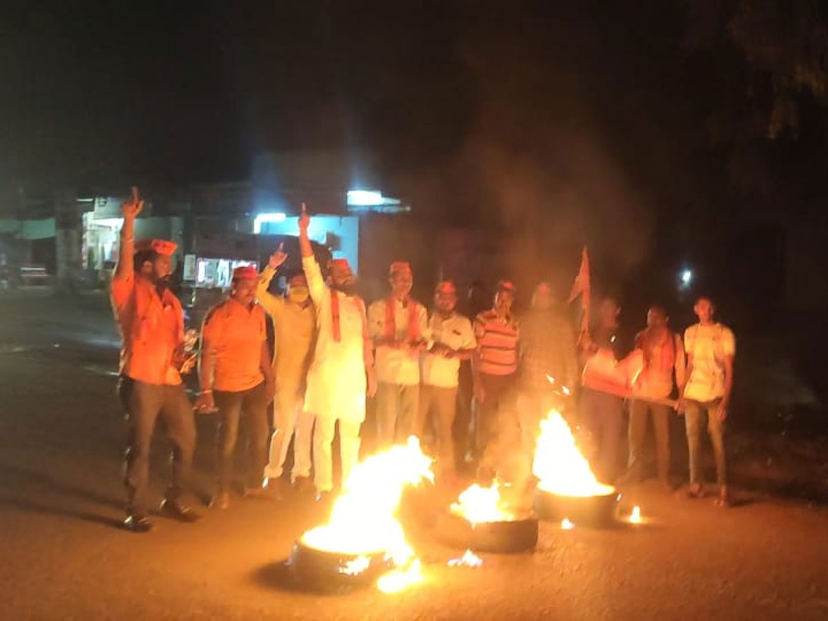 औरंगाबाद : मराठा आरक्षणासाठी मराठा क्रांती ठोक मोर्चाने औरंगाबाद-पैठण रोड वरील बिडकीन येथे टायर जाळून महाविकास आघाडी सरकार व मराठा आरक्षण उपसमितीचे अध्यक्ष अशोक चव्हाण यांचा निषेध करत आंदोलन केले #MarathaReservation https://t.co/0WoV8szHVn