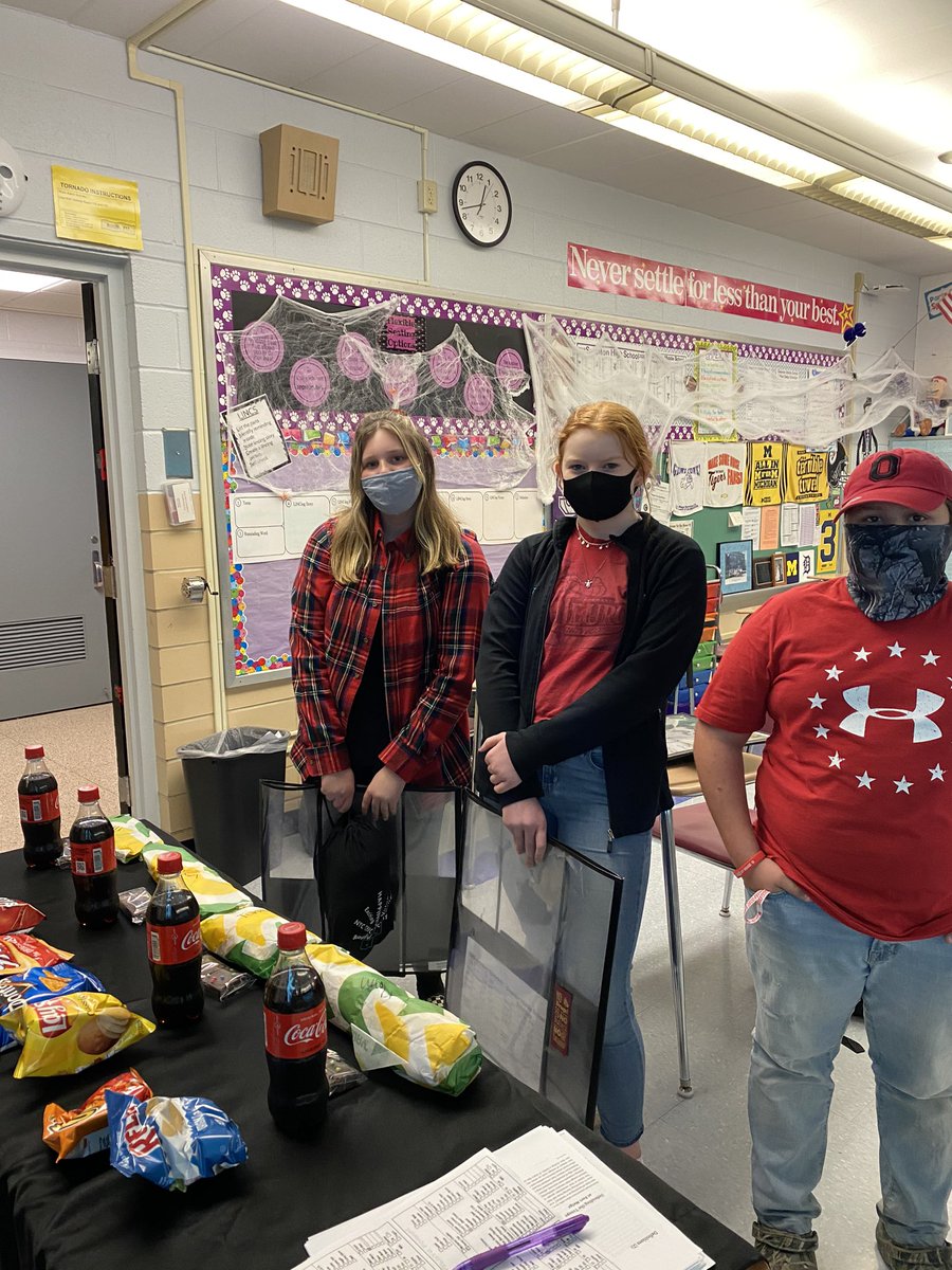 MrsOShea8thELA's tweet photo. Congrats to the 5 students who read enough to meet our 20 Book Challenge for 1st Quarter! Enjoy your lunch!! #BulldogProud #TodayaReader #TomorrowaLeader https://t.co/8Y5jMMsj7g
