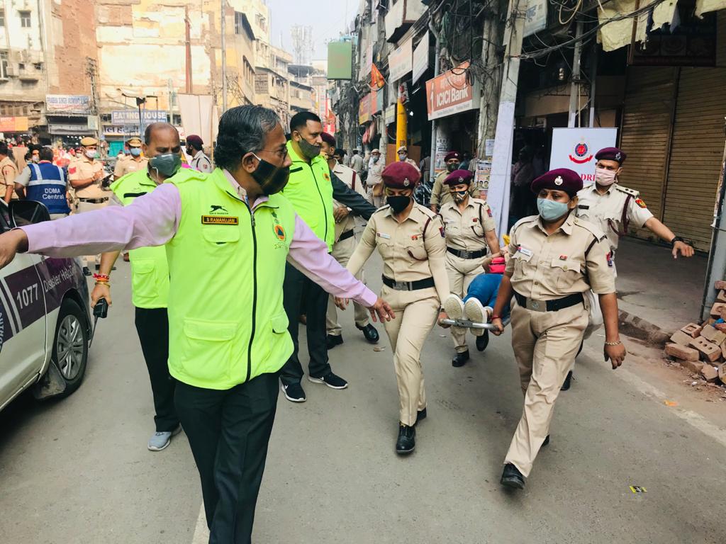 DMCentralDelhi's tweet photo. A #successful #Mockdrill conducted by #DDMA, #Dm_Central,
#MockDrill Date :-27/10/2020
#Venue:- #Fire_Broke_Out in #Dry_Fruits_Shops at #Khari_Baoli near #FatehPuri_Masjid, #Chandni_Chowk, #Delhi.
#Scenario:- #Fire_incident_in_Shops_Due_to_shot_circuit.
#DDMA
#District_Central https://t.co/JolXPLKcMs