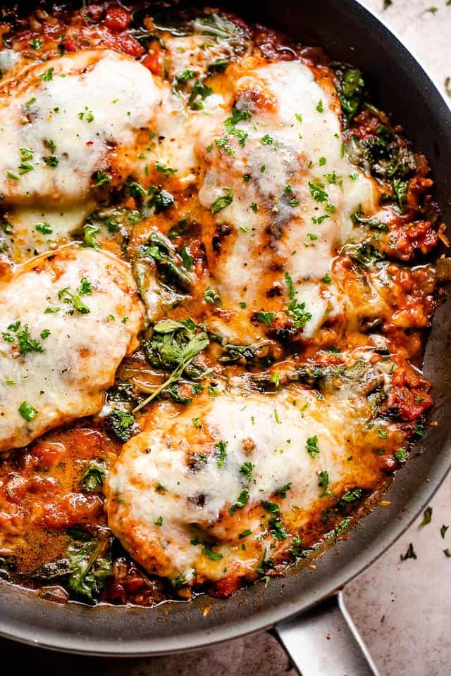 Diethood's tweet image. This super simple Mozzarella Chicken in Tomato Sauce uses only one pan, but the complex flavors and satisfyingly cheesy finish taste like it came from an authentic Italian cucina! #recipe 👉diethood.com/mozzarella-chi… #RecipeOfTheDay #chicken #dinner