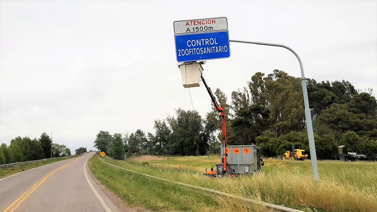 CarinaLambrecht's tweet photo. La zona sur de #Conservación del #19Distrito en conjunto con la sección #Señalamiento ejecutan el cambio de cartelería informativa sobre la #RN3 km 809 en el campamento de #VialidadNacional en la localidad de #PedroLuro 🦺 #ArgentinaUnida https://t.co/ZP3t6BhIv8