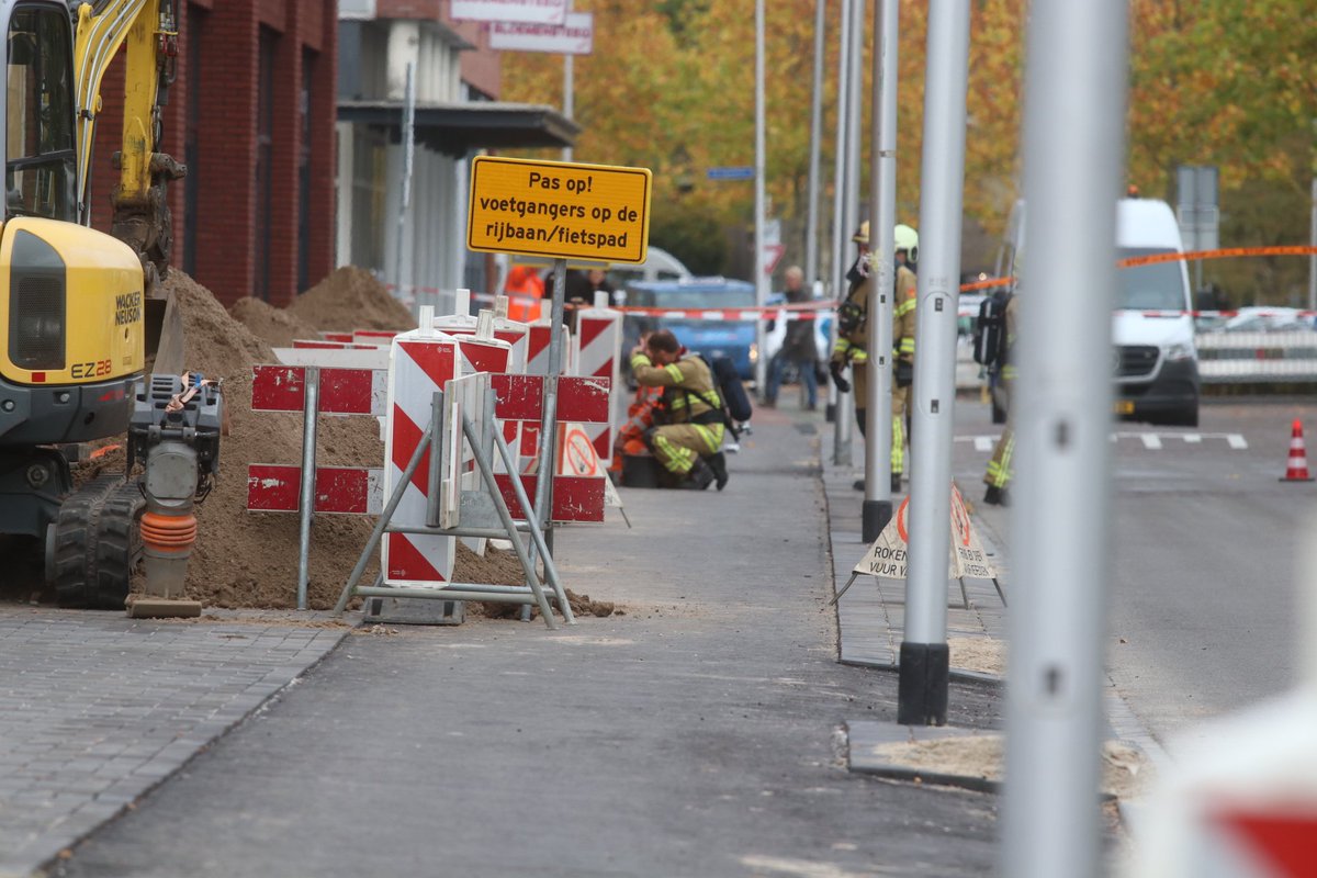 milanholtman112's tweet image. Vanmiddag is tijdens graafwerkzaamheden op De #Eglantier in #Apeldoorn een hoofdgasleiding geraakt, de brandweer kwam met meerdere voertuigen ter plaatse om het incident te bestrijden, netbeheerder Liander had met ongveer 1 uur en 15min het lek gedicht.@LogisVNOGWest