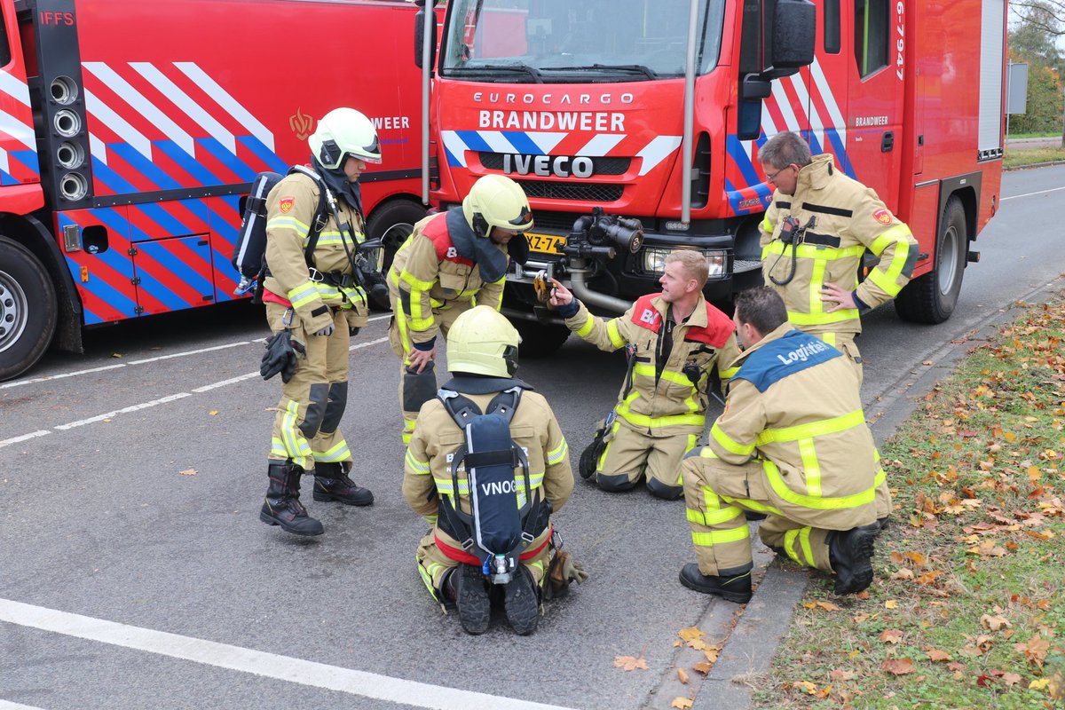 milanholtman112's tweet image. Vanmiddag is tijdens graafwerkzaamheden op De #Eglantier in #Apeldoorn een hoofdgasleiding geraakt, de brandweer kwam met meerdere voertuigen ter plaatse om het incident te bestrijden, netbeheerder Liander had met ongveer 1 uur en 15min het lek gedicht.@LogisVNOGWest