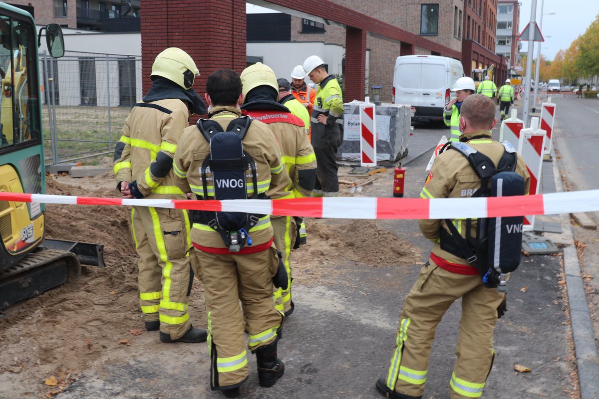 milanholtman112's tweet image. Vanmiddag is tijdens graafwerkzaamheden op De #Eglantier in #Apeldoorn een hoofdgasleiding geraakt, de brandweer kwam met meerdere voertuigen ter plaatse om het incident te bestrijden, netbeheerder Liander had met ongveer 1 uur en 15min het lek gedicht.@LogisVNOGWest